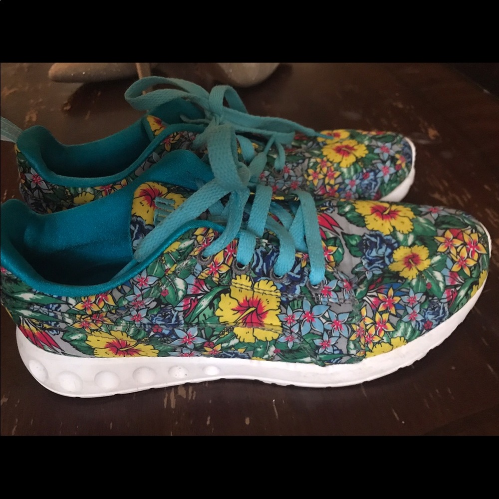 Puma Women's Floral Runner Tennis Shoes Size 8